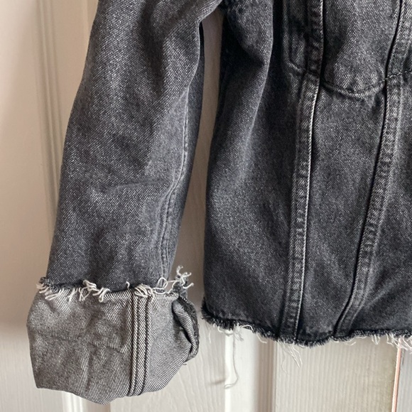 •Levi’s Jean Denim Jacket - Picture 4 of 9